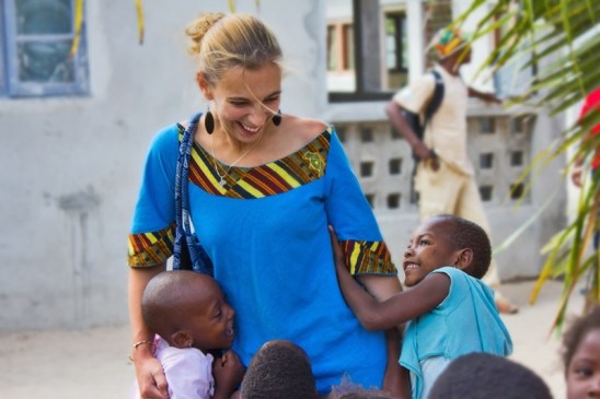 volunteer-at-orphanage-in-africa.800