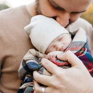 acc9947707867ee95f79708cdc12fc40--newborn-and-dad-dad-and-newborn-photos
